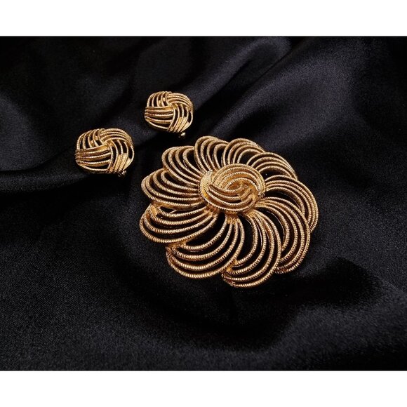 Vintage Monet 1960s Gold-Tone Brooch & Earrings Set - Picture 2 of 5
